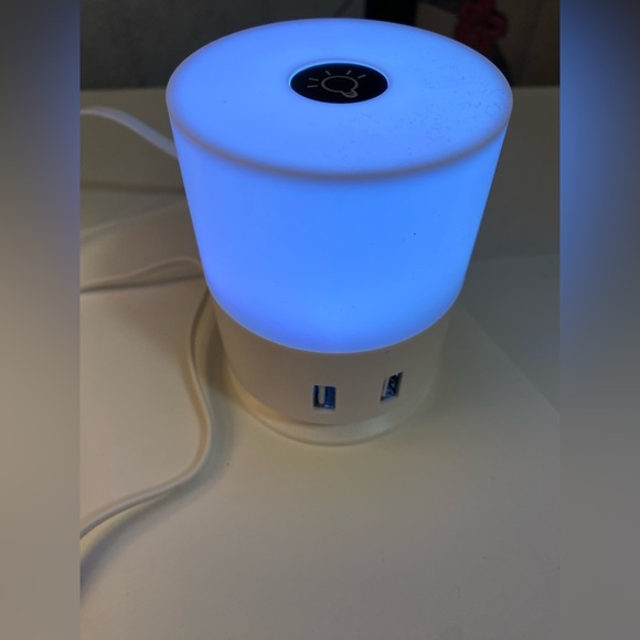 iessentials Light Up Color Changing USB Charging Dock - Picture 3 of 6